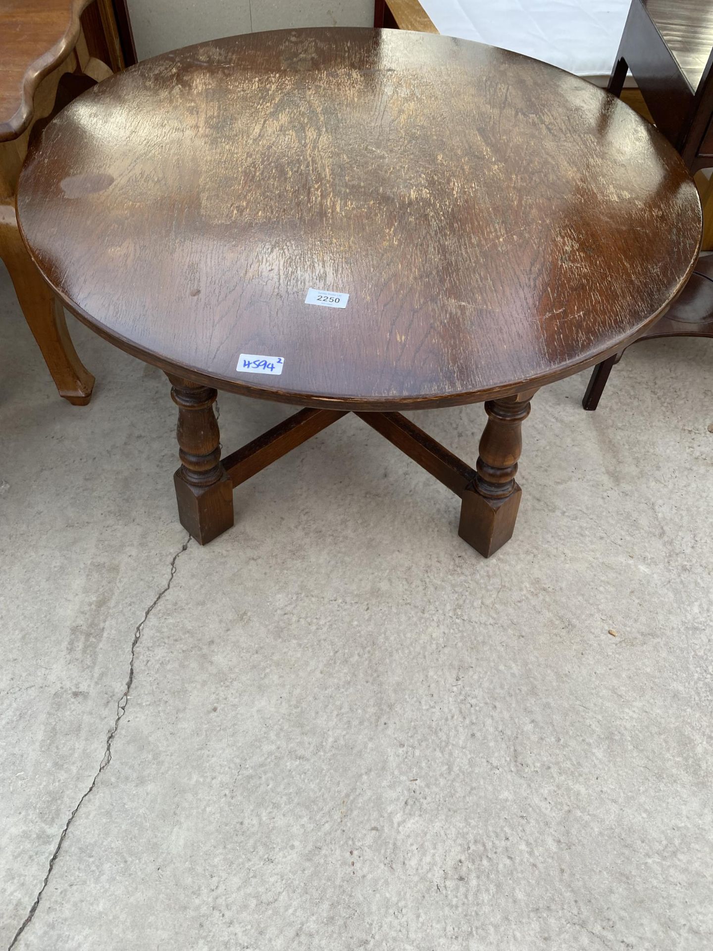 AN OAK OLD CHARM COFFEE TABLE ON TURNED LEGS, 30" DIAMETER