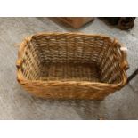 A LARGE LATTICE WICKER BASKET WITH WOODEN HANDLES, HEIGHT 31CM, WIDTH 60CM, DEPTH 43CM