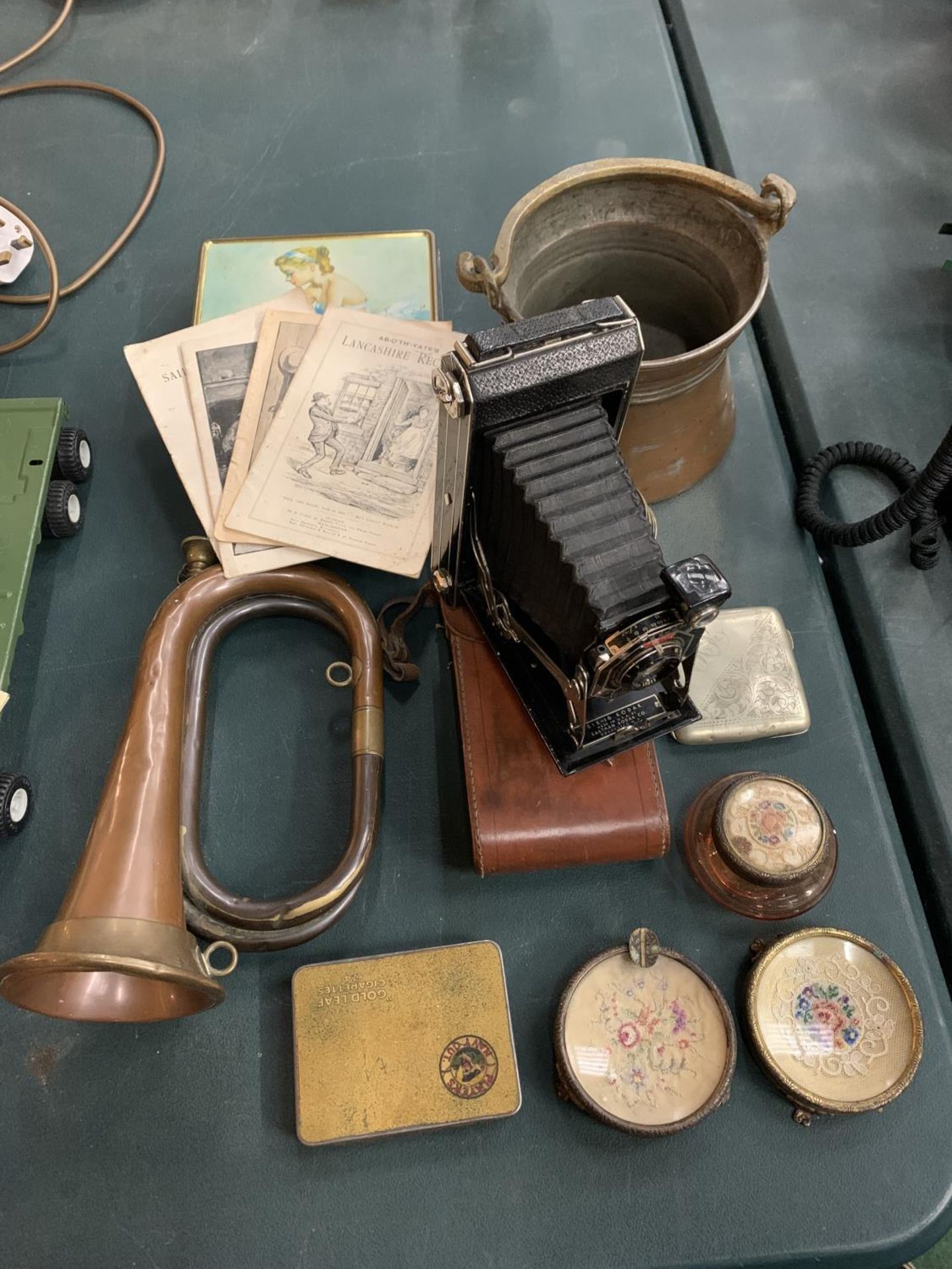 A BRASS POT, A VINTAGE BISCUIT TIN, 10 APOSTLE SPOONS, A COPPER/BRASS BUGLE, A VINTAGE CASED KODAK - Image 3 of 6