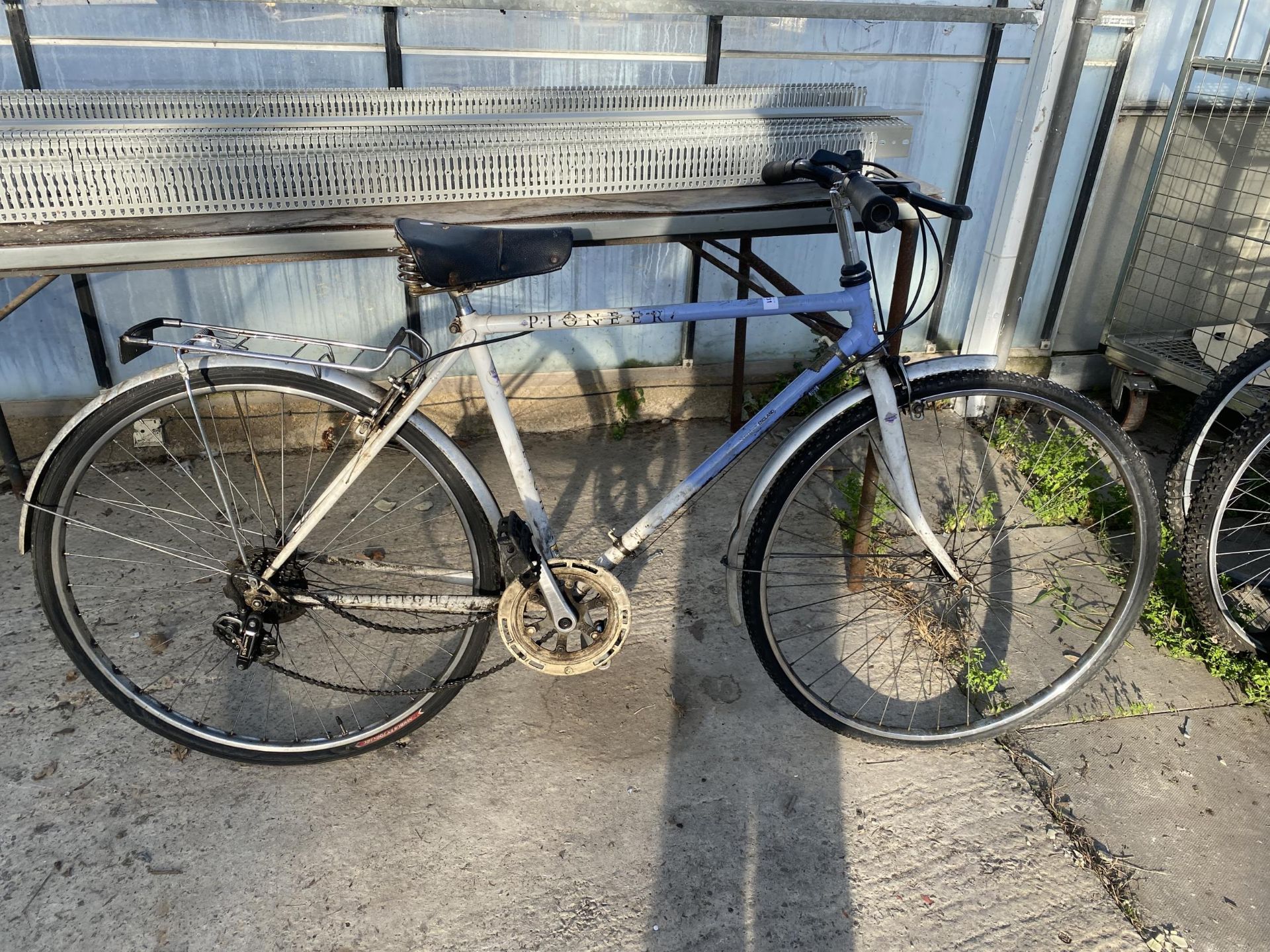 A GENTS PIONEER BIKE WITH 6 SPEED SHIMANO GEAR SYSTEM