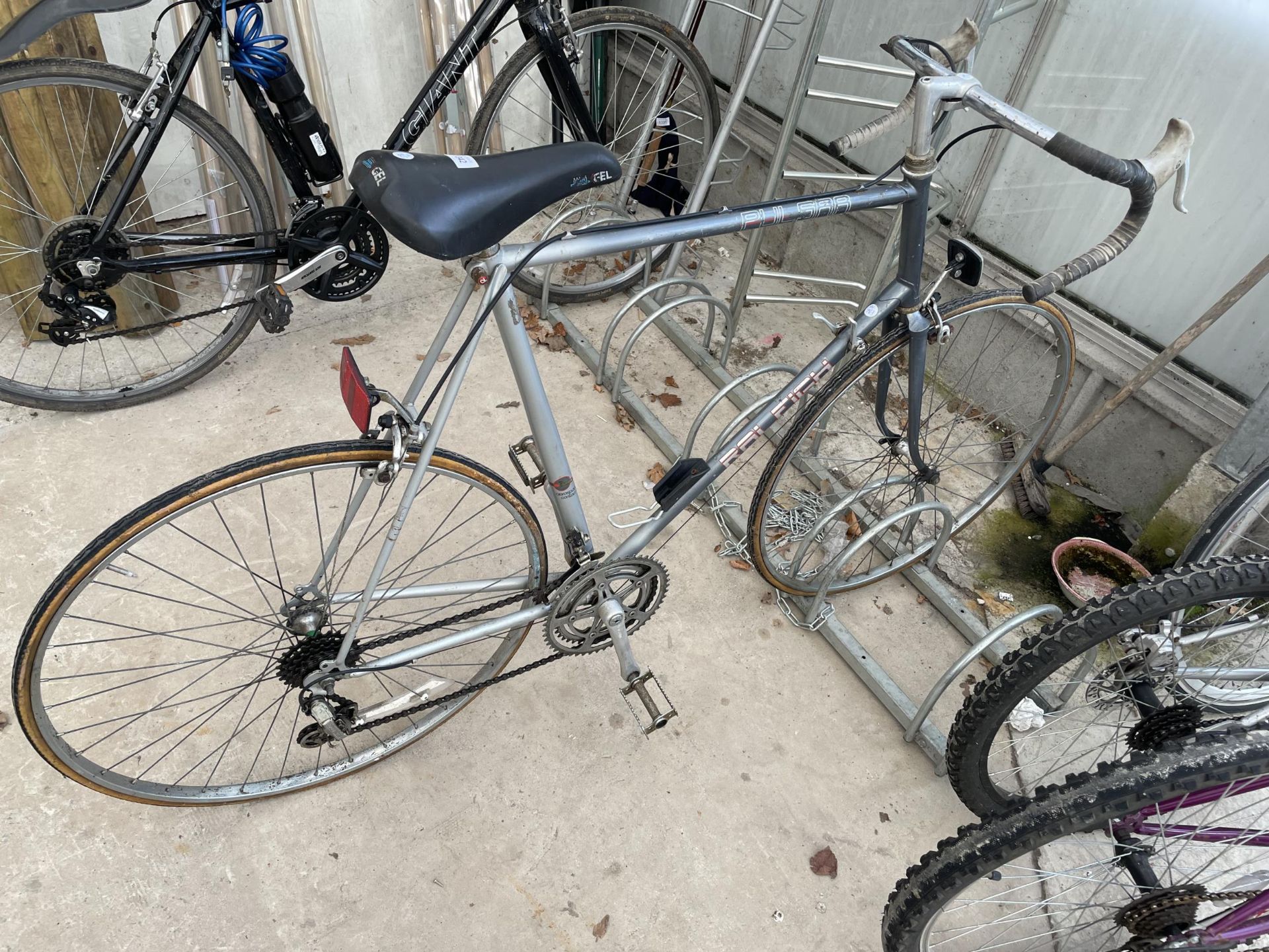 A GENTS RALEIGH PULSAR ROAD BIKE WITH 10 SPEED GEAR SYSTEM