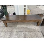 A LARGE HARDWOOD COFFEE TABLE ON TAPERED LEGS, 79 X 24"