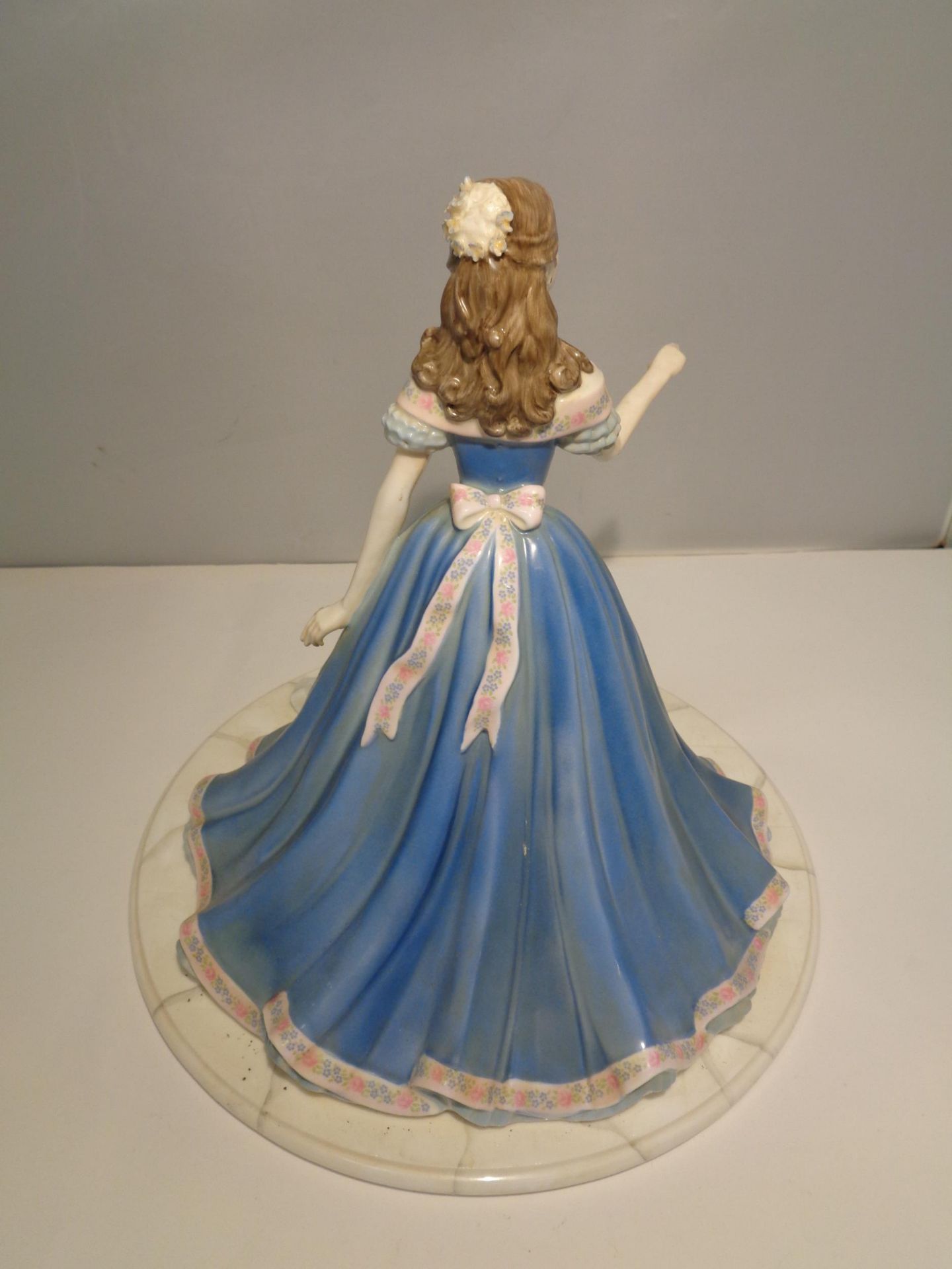 A COALPORT 'ROSE TERRACE' FIGURE 26CM TALL (A/F; MISSING THE JARDINAIRE AND FLOWERS THAT THE HAND IS - Image 2 of 6