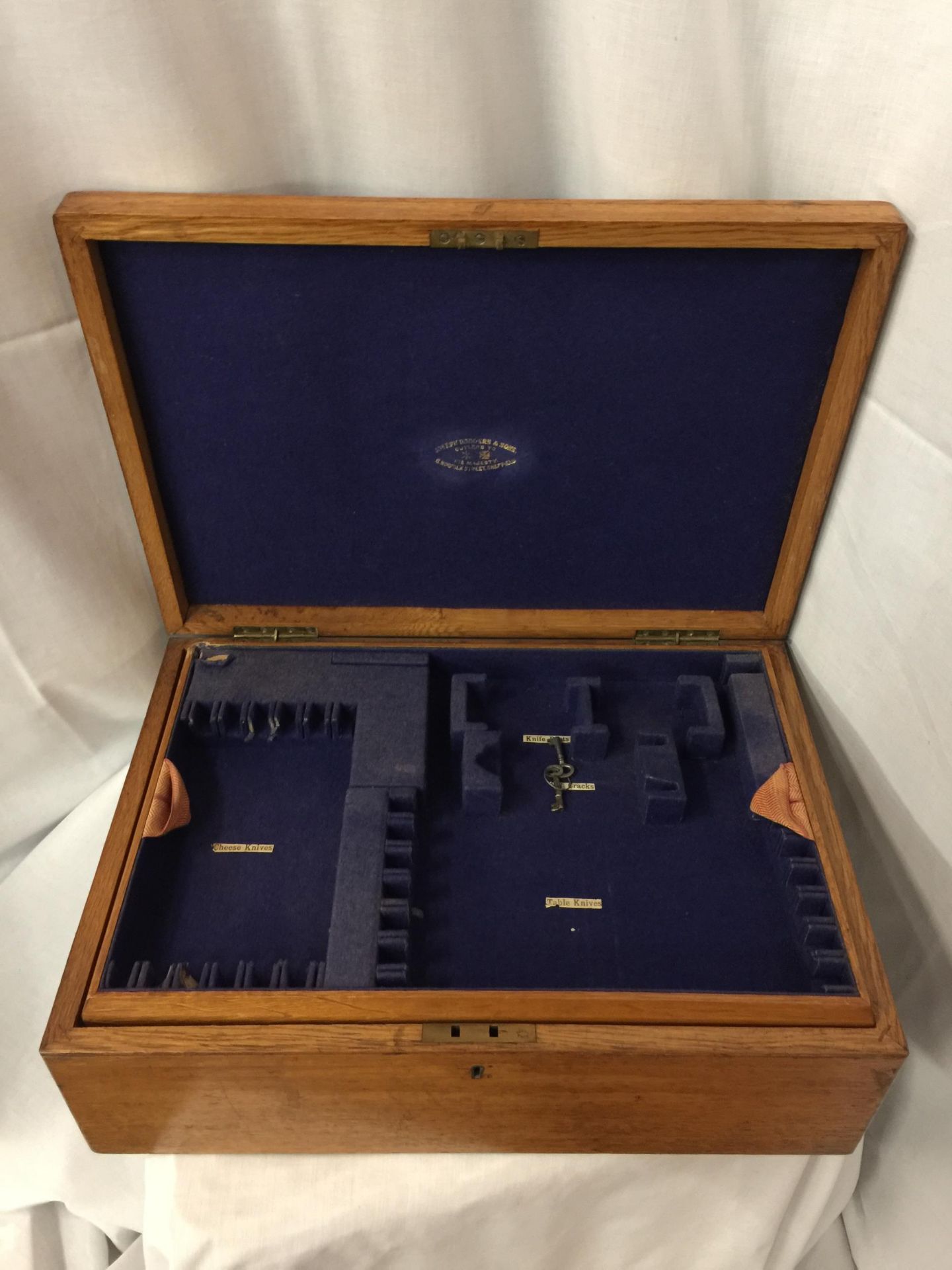 A LARGE THREE LEVEL OAK CANTEEN OF CUTLERY BOX WITH BRASS HANDLES AND TWO KEYS, BRASS PRESENTATION - Image 3 of 8