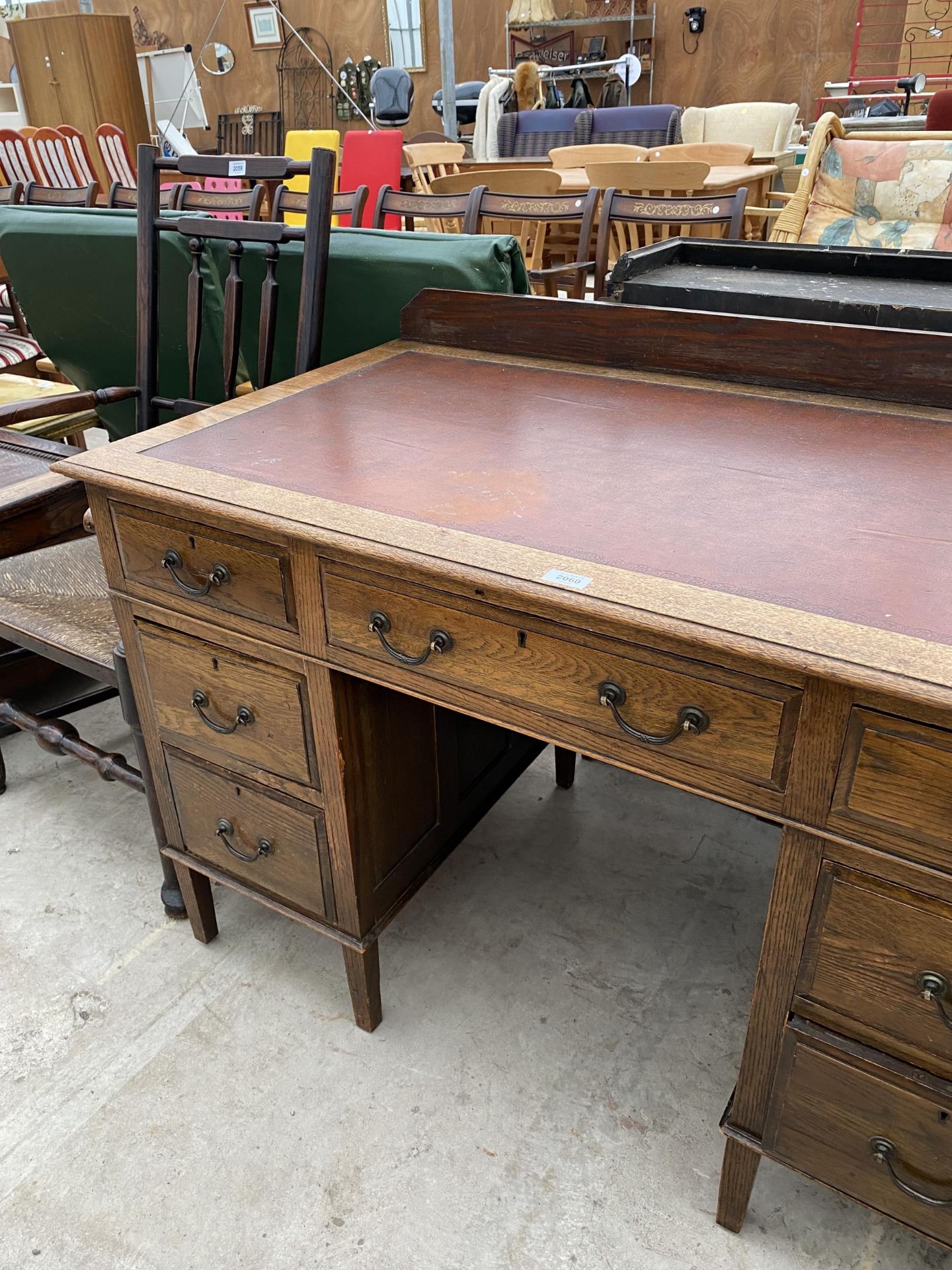 AN EDWARDIAN OAK TWIN PEDESTAL DESK ENCLOSING SEVEN DRAWERS, 48 X 27" - Image 4 of 4