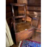 AN EARLY 19TH CENTURY OAK COMMODE CHAIR