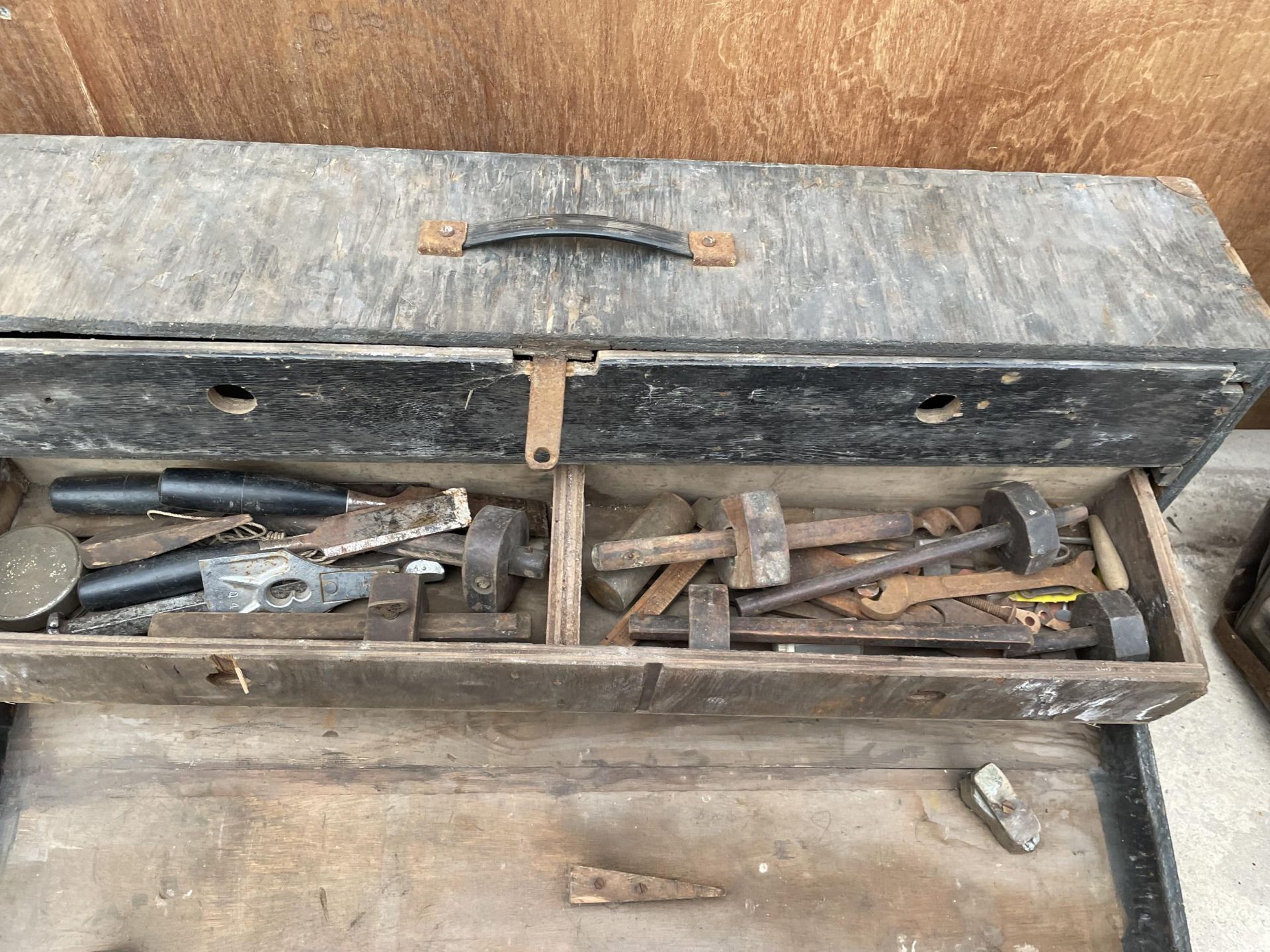 A VINTAGE WOODEN JOINERS CHEST WITH AN ASSORTMENT OF TOOLS TO INCLUDE HAMMERS AND WOOD PLANES ETC - Image 6 of 6