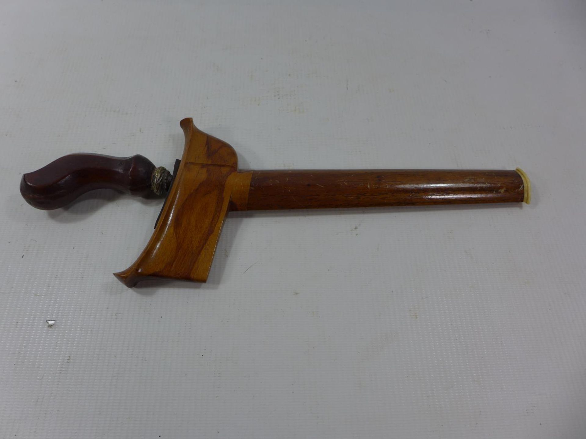 A BALANISE KRIS, 21CM WAVY BLADE, WOODEN GRIP AND SCABBARD - Image 3 of 3