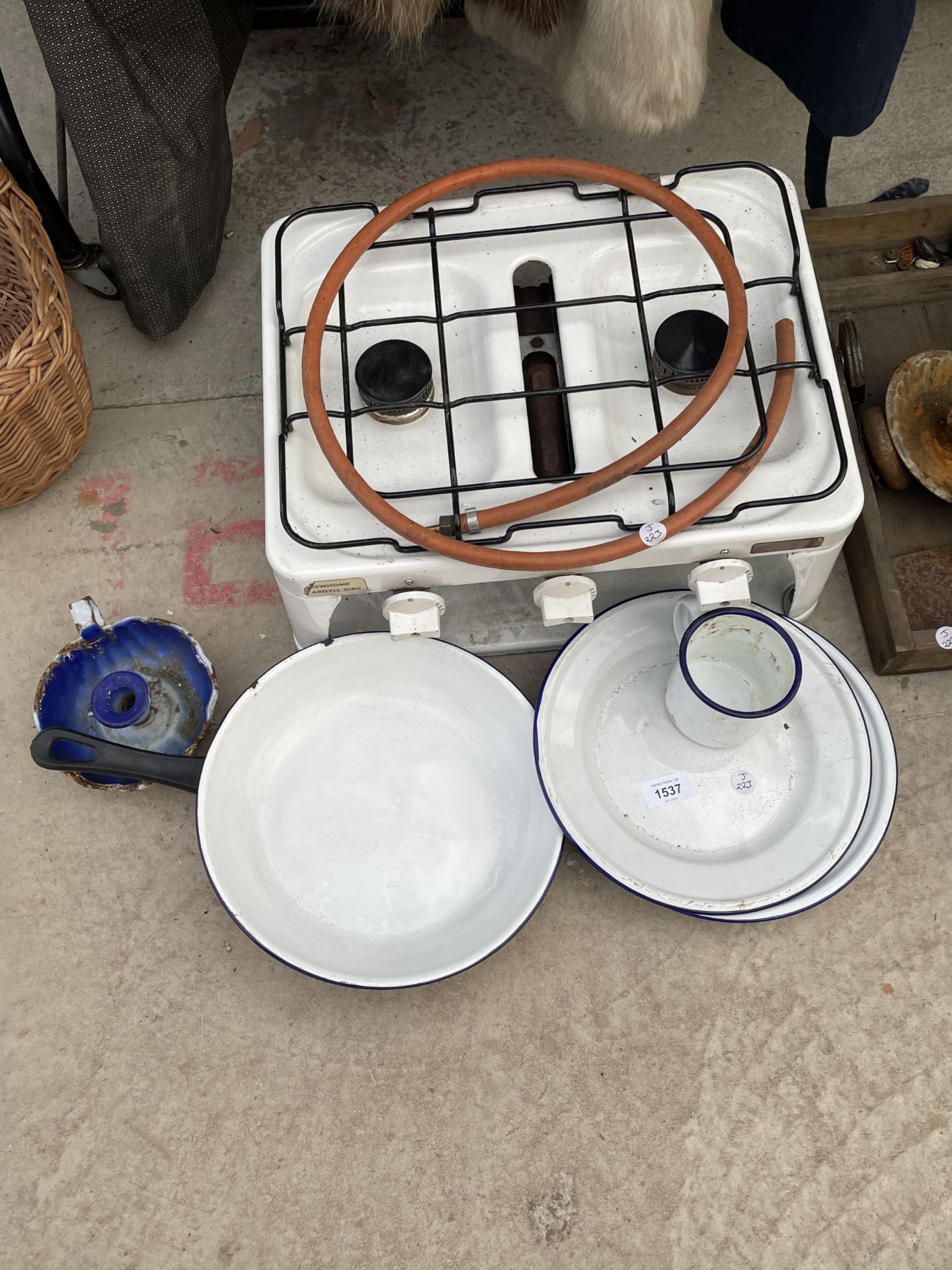 AN ASSORTMENT OF ENAMEL ITEMS TO INCLUDE A GAS COOKER AND PLATES ETC