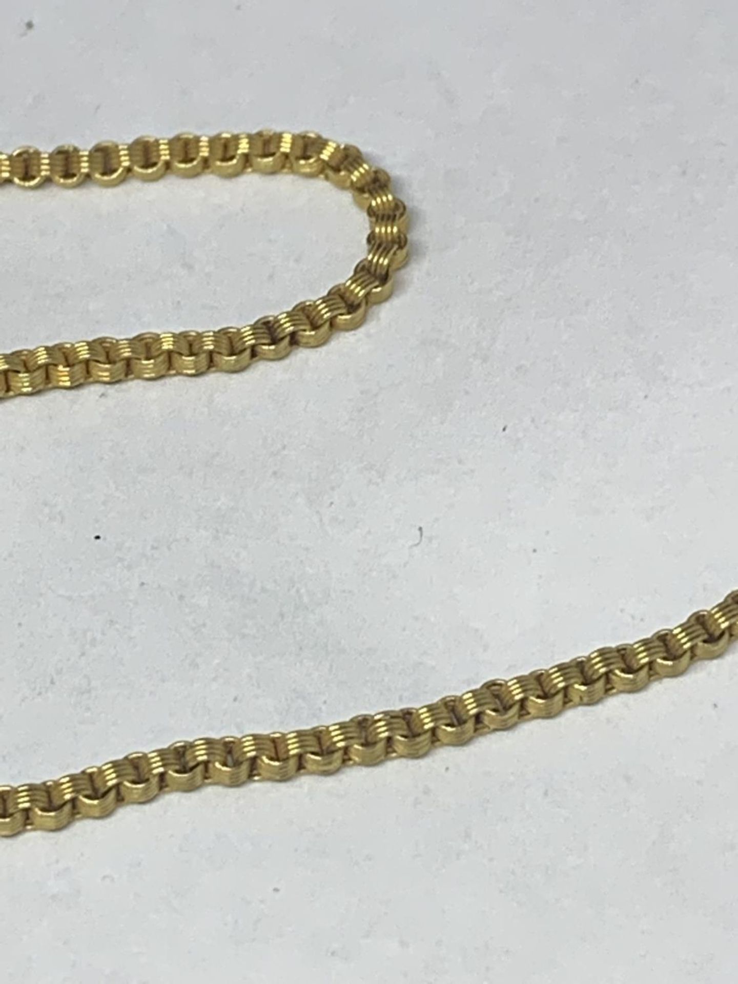 A TESTED TO 18 CARAT GOLD CHAIN GROSS WEIGHT 14.7 GRAMS - Image 3 of 3