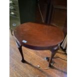 A CIRCULAR MAHOGANY OCCASIONAL TABLE