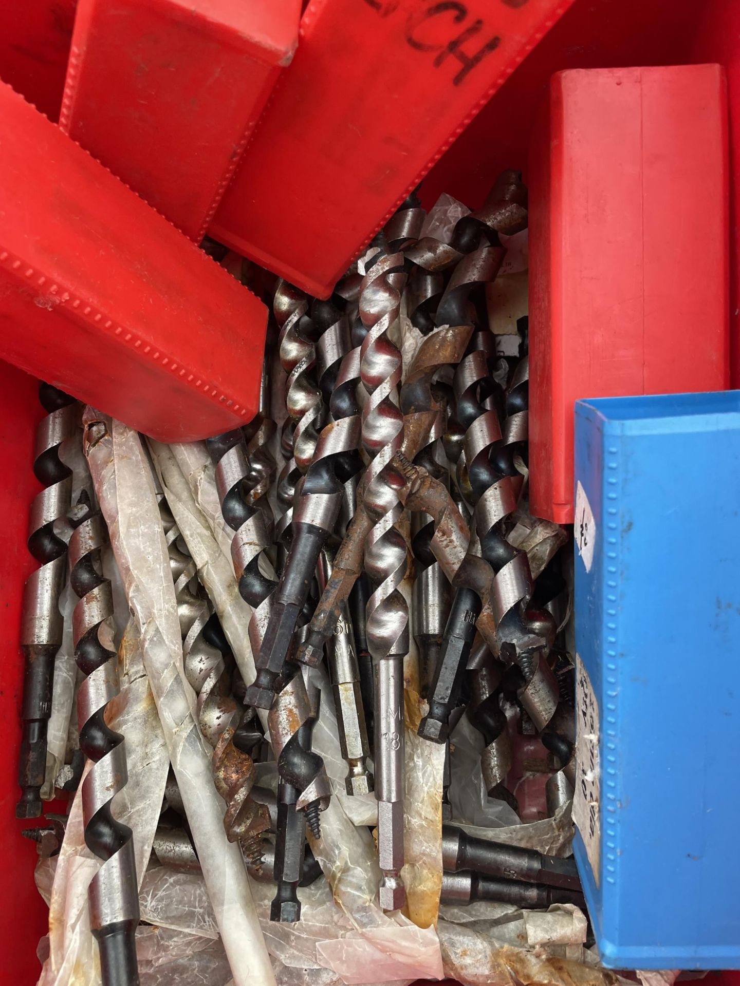 A LARGE ASSORTMENT OF VARIOUS SIZED DRILL BITS - Image 2 of 2