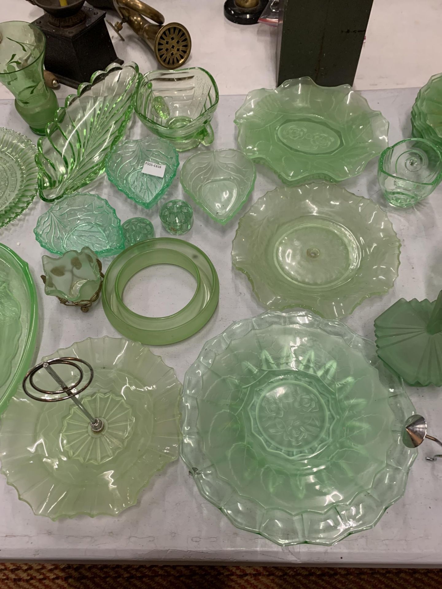 A LARGE AMOUNT OF GREEN GLASSWARE TO INCLUDE LEAF SHAPED BOWLS, PATTERNED PLATES, BOWLS, PLATES, ETC - Image 3 of 4