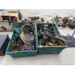 AN ASSORTMENT OF VINTAGE ITEMS TO INCLUDE A COOKING PAN, HORSE TACK AND TOOLS ETC