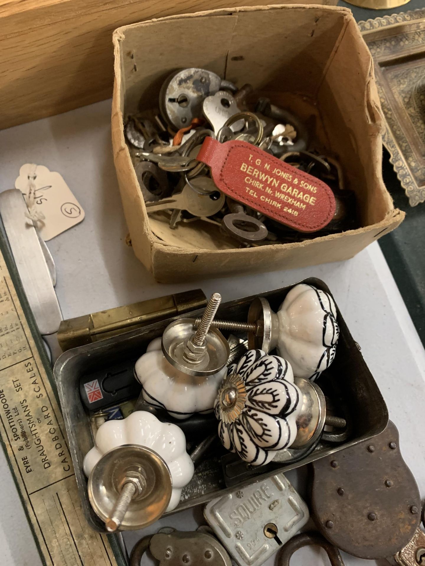 A MIX OF ITEMS TO INCLUDE VINTAGE LOCKS, KEYS, A DRAUGHTSMANS SET OF CARDBOARD SCALES, CERAMIC - Image 3 of 3