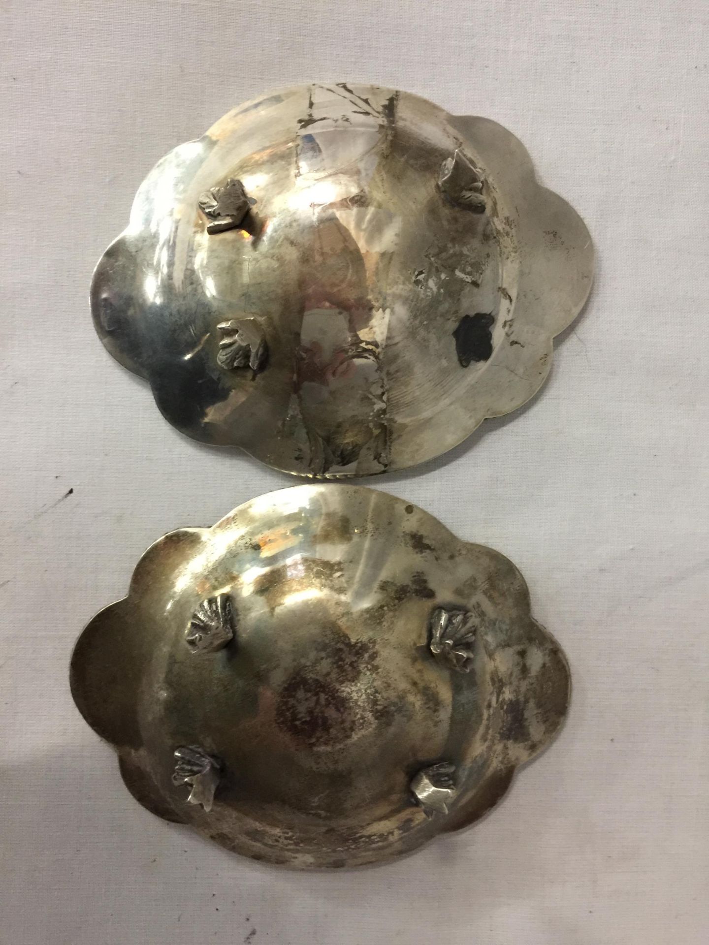 A PAIR OF CONTINENTAL SILVER DISHES GROSS WEIGHT 122 GRAMS (ONE WITH A LEG MISSING) - Image 4 of 4