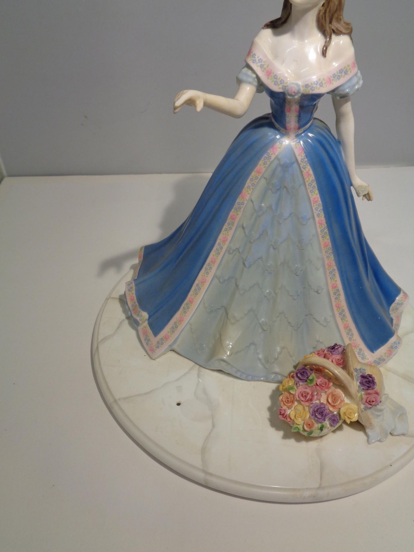A COALPORT 'ROSE TERRACE' FIGURE 26CM TALL (A/F; MISSING THE JARDINAIRE AND FLOWERS THAT THE HAND IS - Image 5 of 6