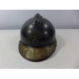 A WORLD WAR I FRENCH INFANTRY STEEL HELMET WITH BRASS VETERANS PLAQUE