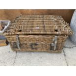 A LARGE VINTAGE WICKER HAMPER BASKET (76CM X 58CM X 36CM)