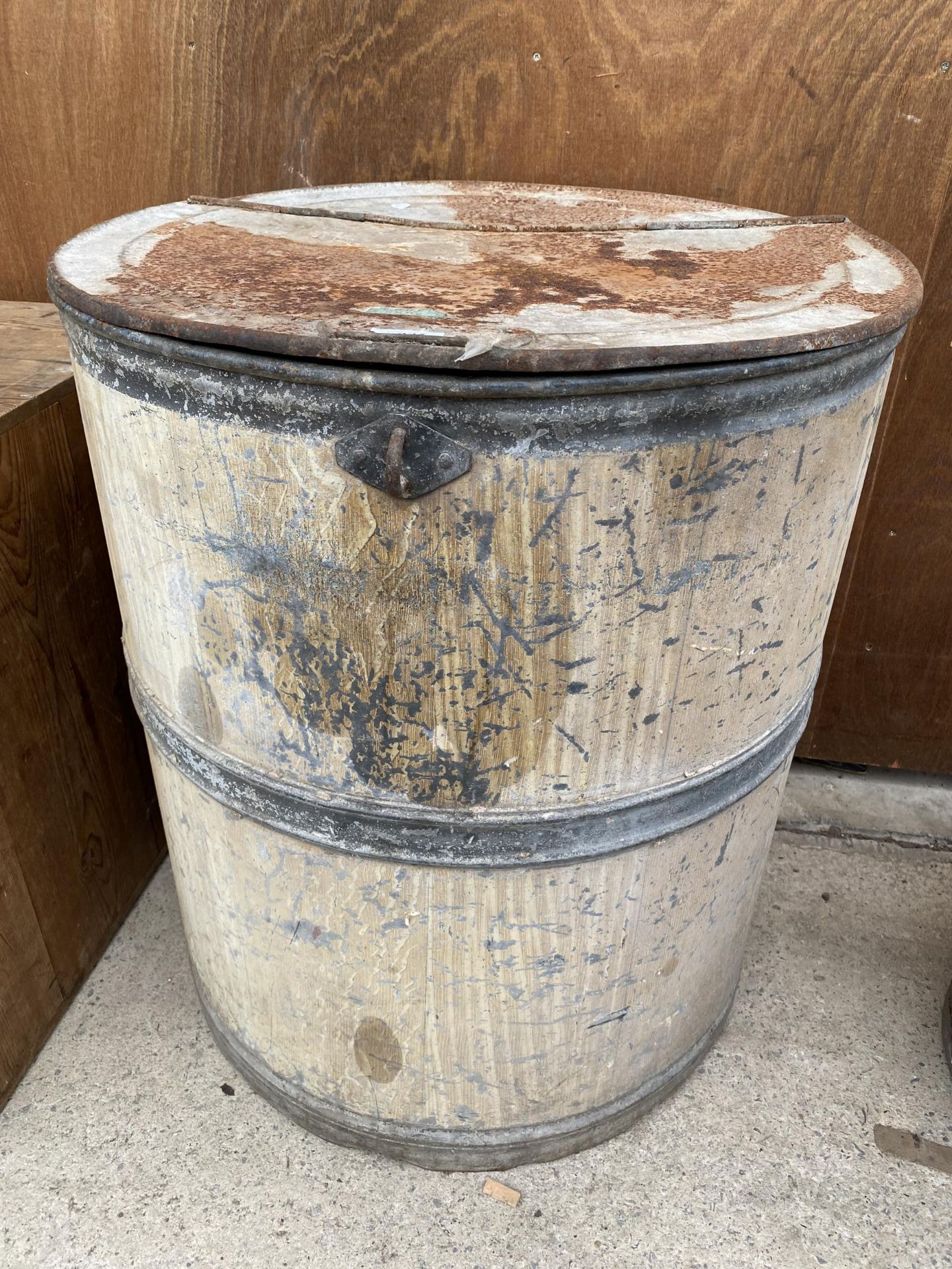 A LARGE VINTAGE GALVANISED STORAGE DRUM WITH HINGED LID