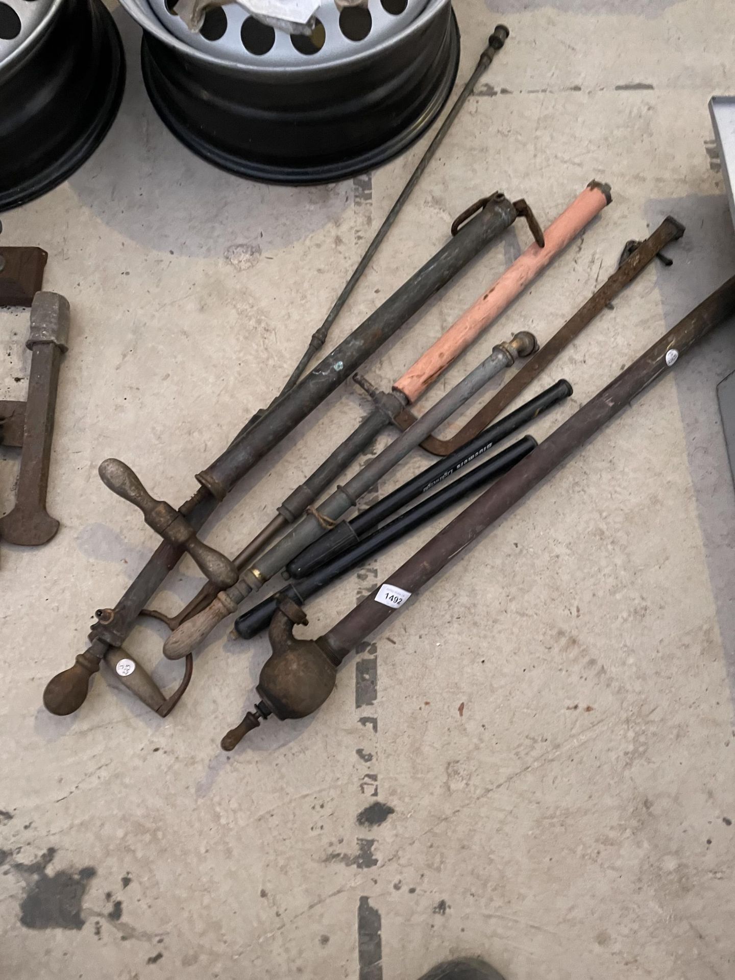 AN ASSORTMENT OF VARIOUS VINTAGE PUMPS TO INCLUDE TWO MODERN BIKE PUMPS