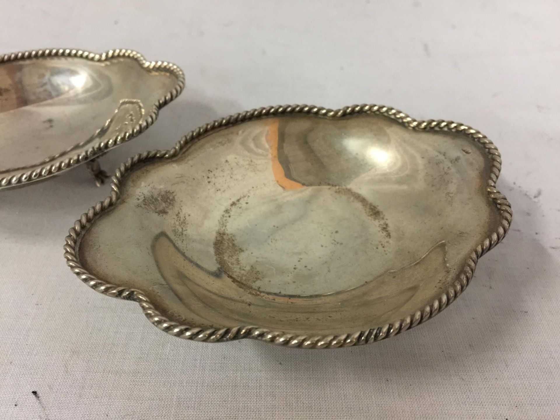 A PAIR OF CONTINENTAL SILVER DISHES GROSS WEIGHT 122 GRAMS (ONE WITH A LEG MISSING) - Image 2 of 4