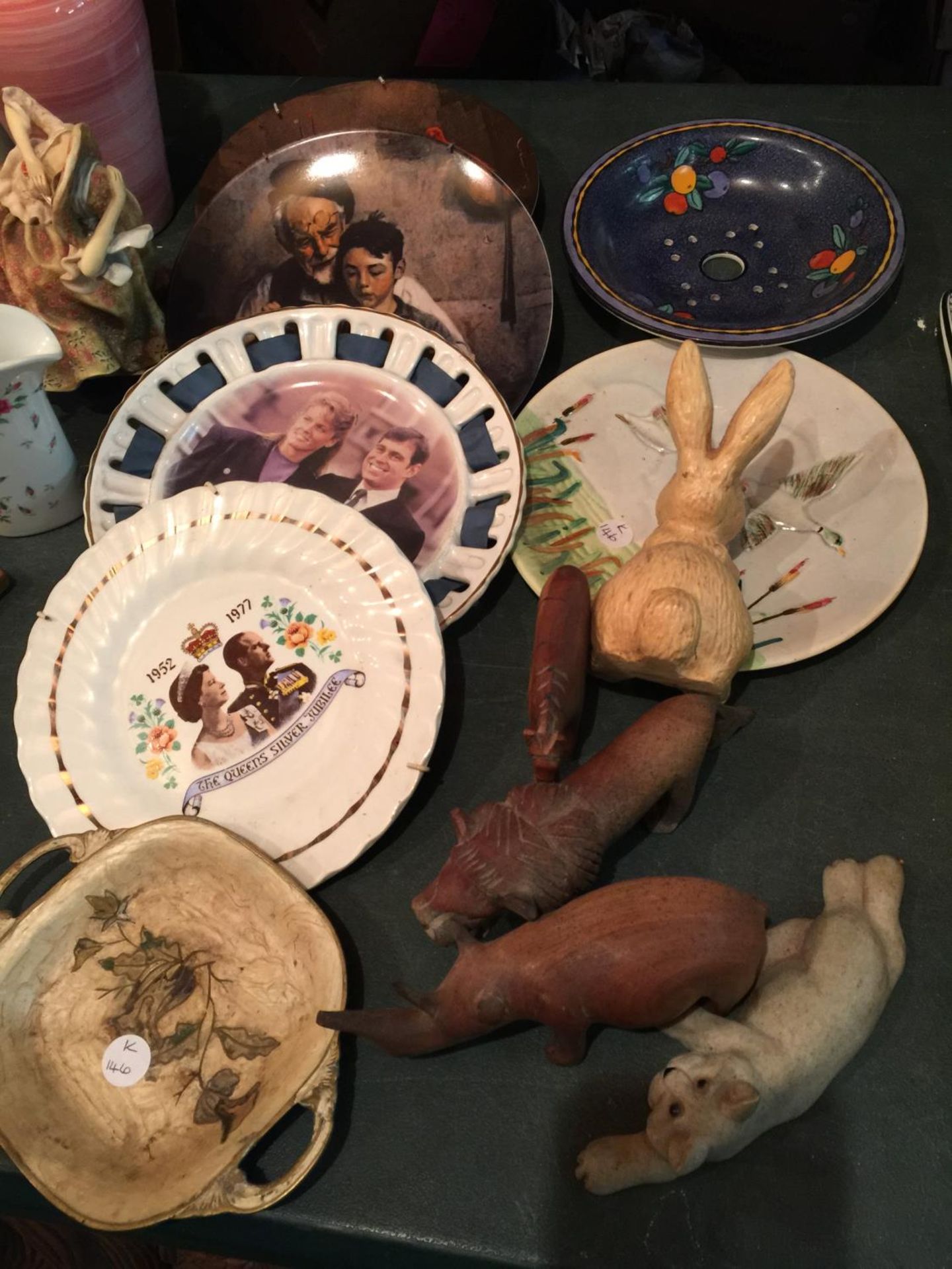 A LARGE AMPOUNT OF ITEMS TO INCLUDE TREEN ANIMALS, CABINET PLATES, VASES, TRINKET BOXES, FIGURES, - Image 5 of 5
