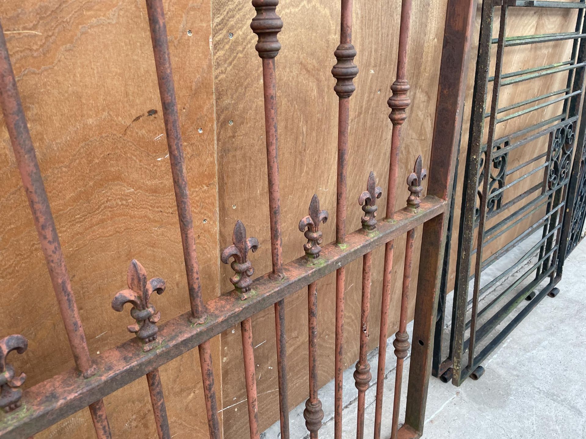 A PAIR OF IMPRESSIVE AND DECORATIVE WROUGHT IRON GARDEN GATES WITH CURVED TOPO AND TURNED DECORATION - Image 3 of 4