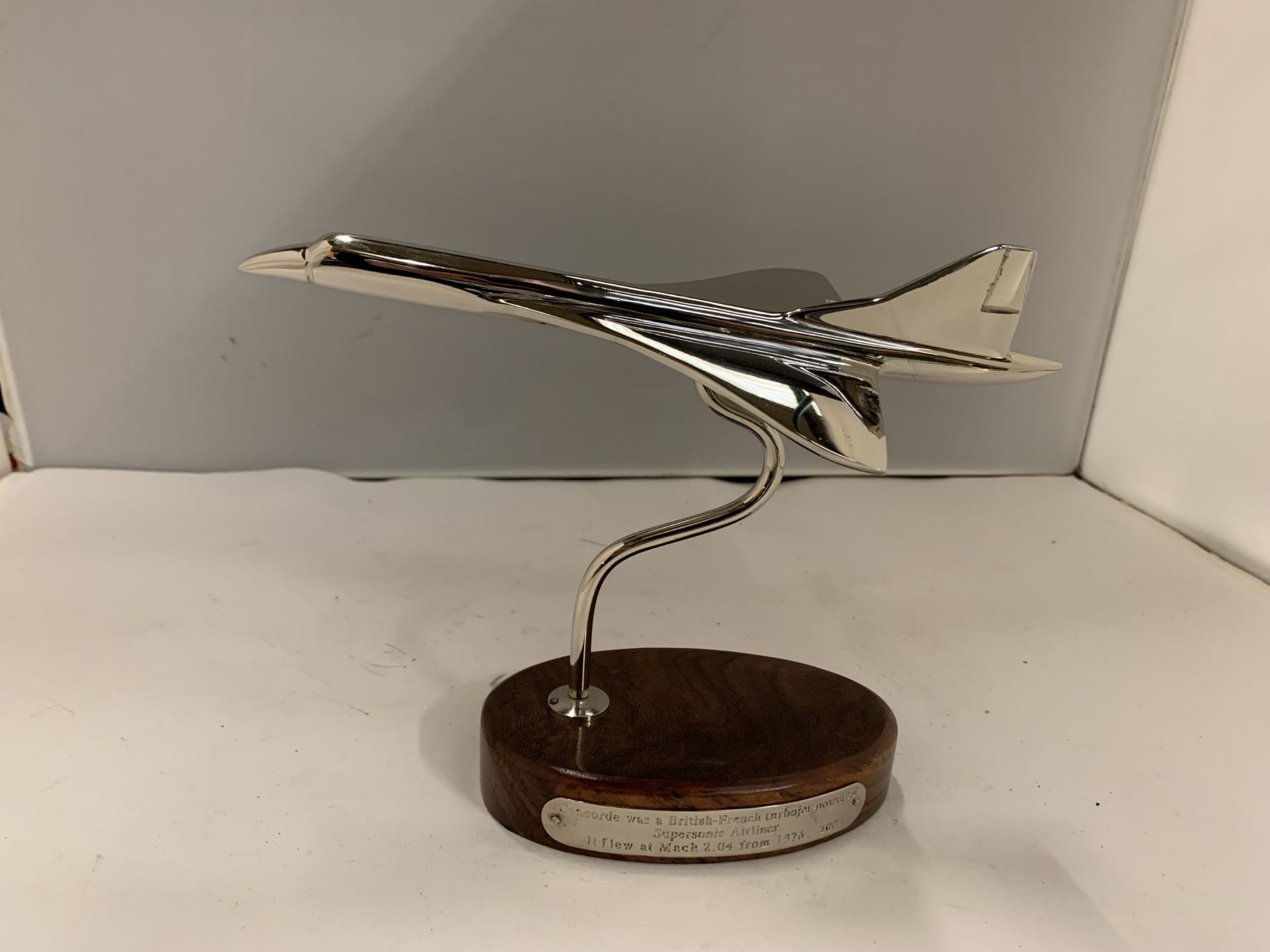 A CHROME MODEL OF CONCORDE ON A WOODEN PLINTH HEIGHT 17CM - Image 2 of 3