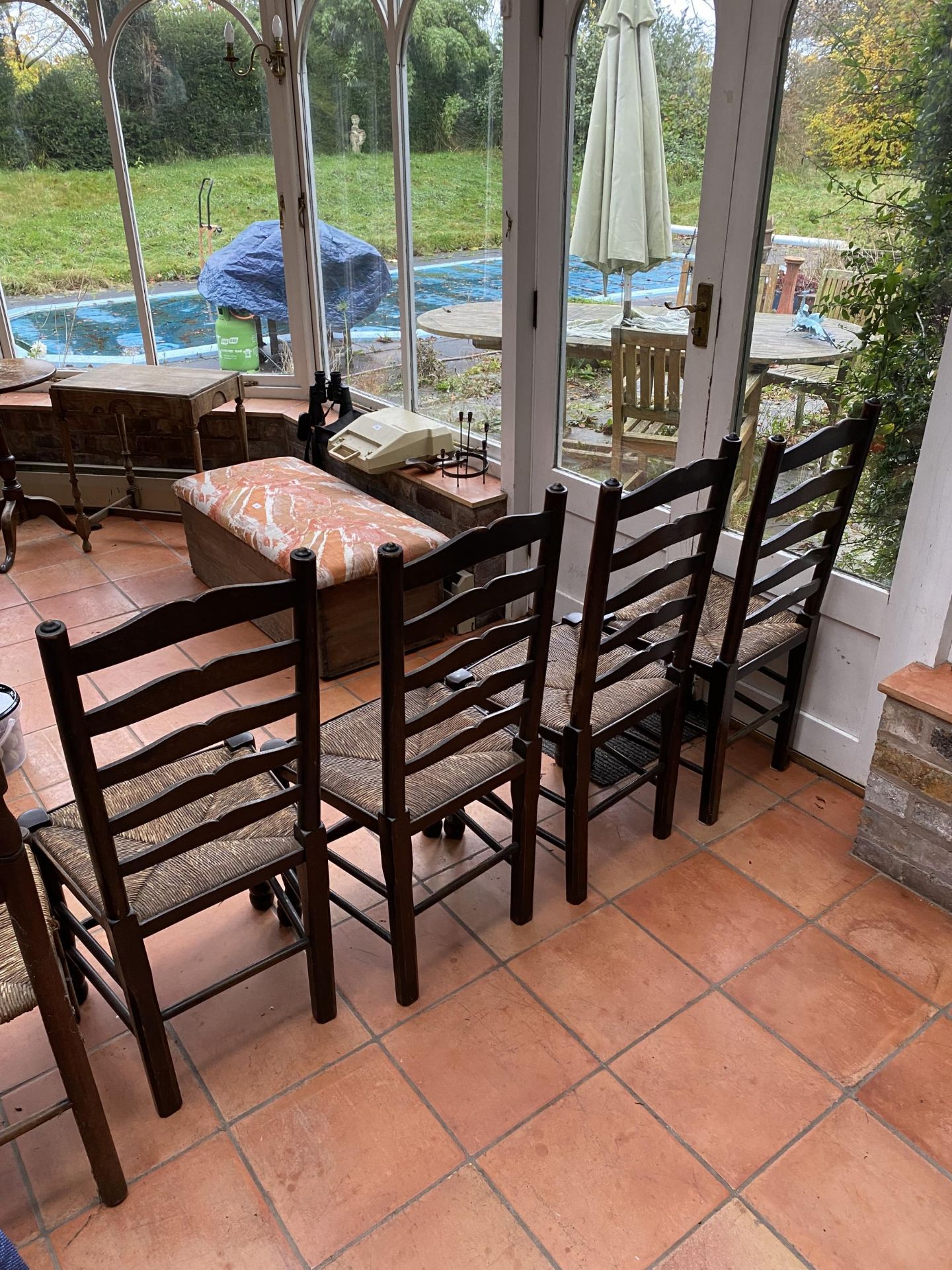 A SET OF FOUR LANCASHIRE STYLE OAK LADDER BACK DINING CHAIRS WITH RUSH SEATS - Image 4 of 4