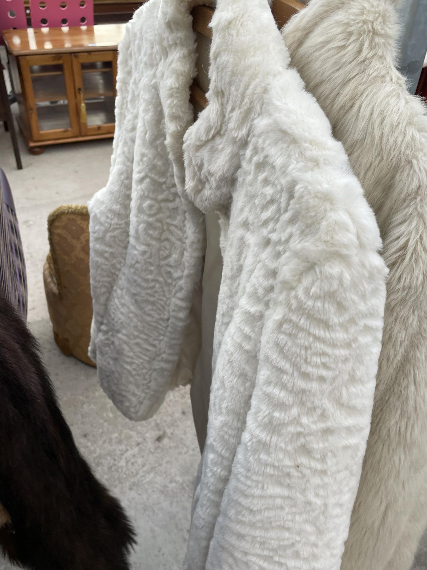 TWO FAUX FUR LADIES JACKETS AND A NUMBER OF FUR STOLES - Image 5 of 7