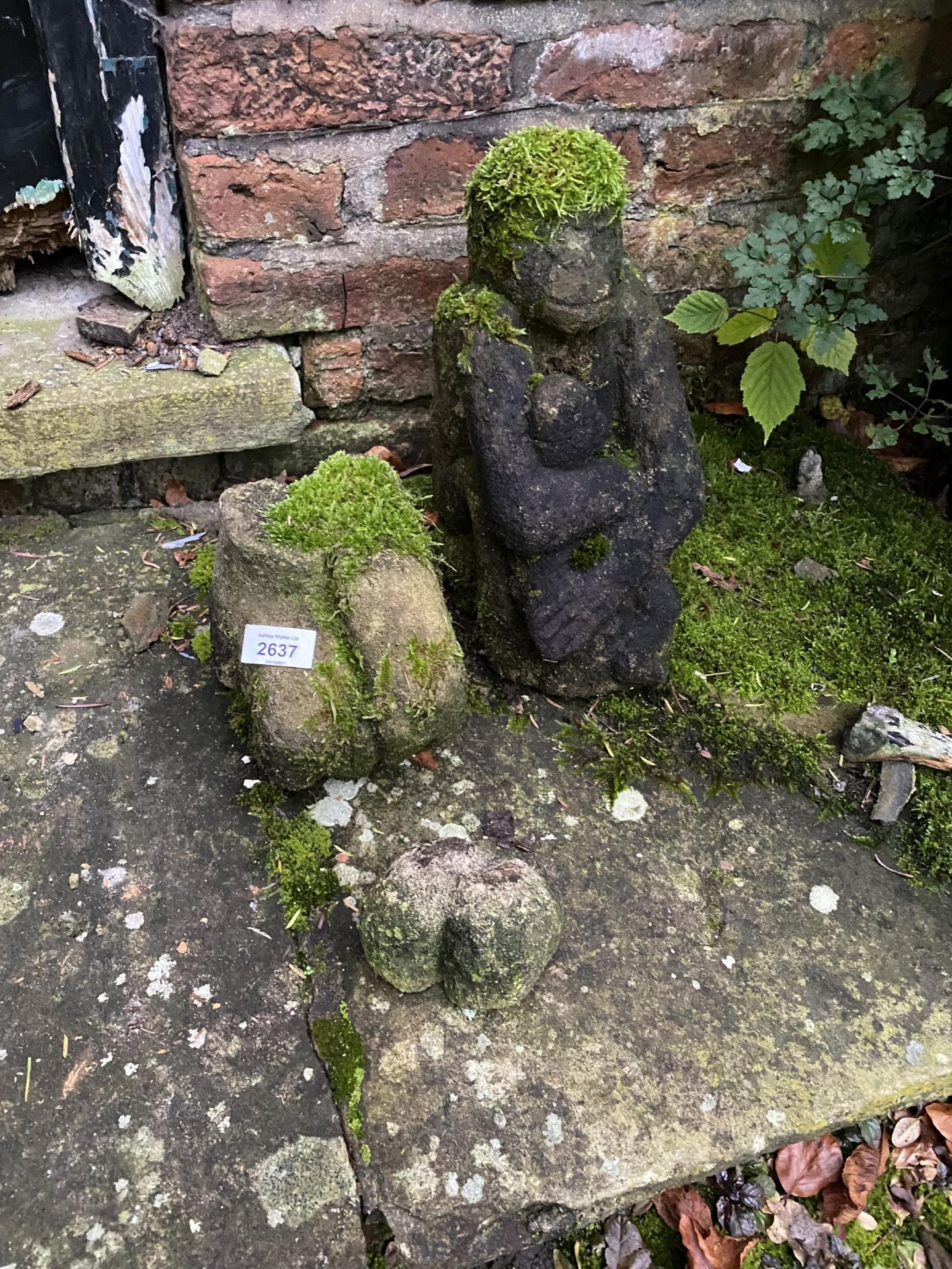 A RECONSTITUTED STONE MONKEY WITH YOUNG (H:31CM) AND A FURTHER FIGURE
