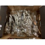 A BOX OF STAINLESS STEEL CUTLERY TO INCLUDE KNIVES, FORKS, SPOONS, ETC