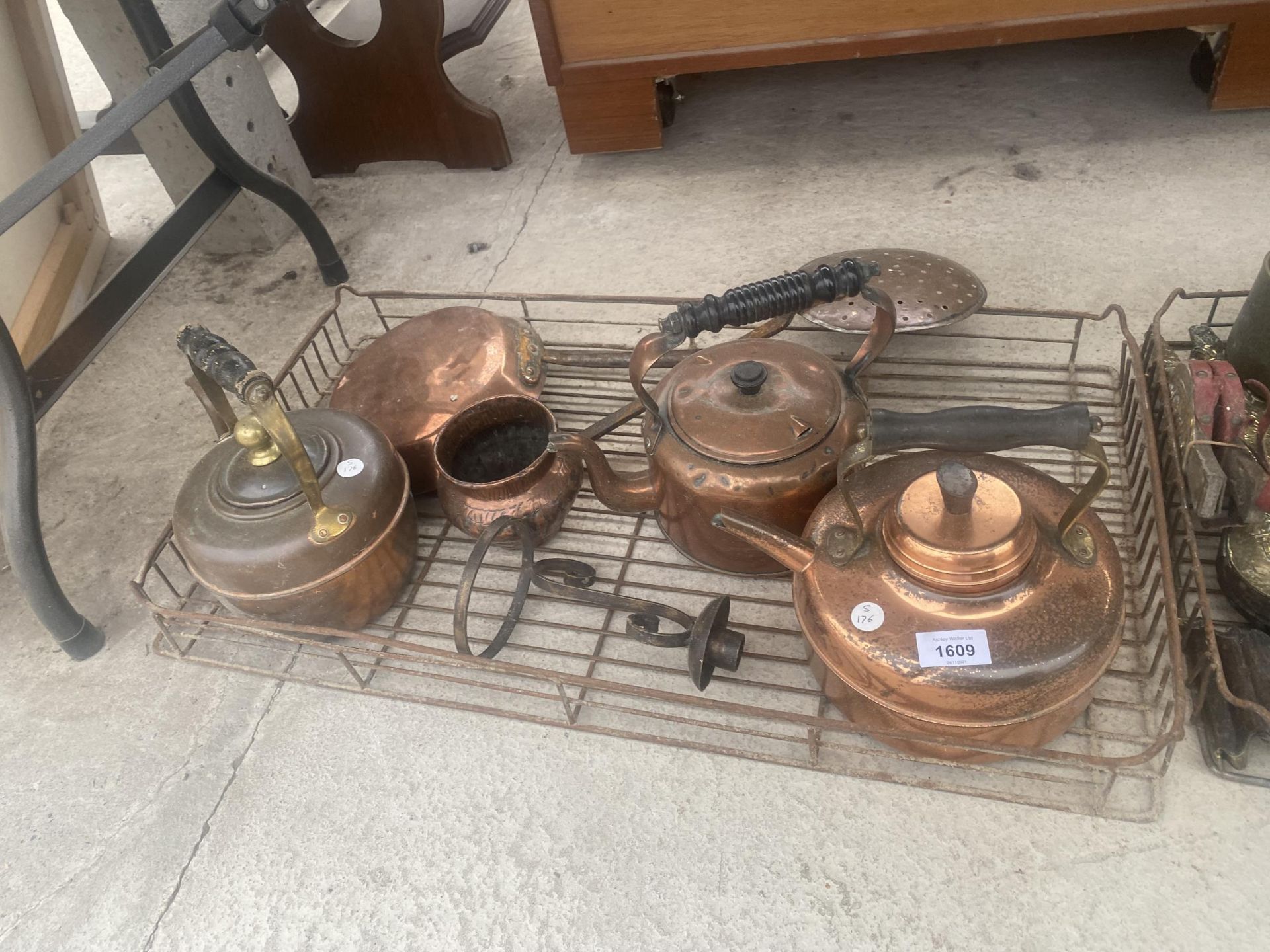 AN ASSORTMENT OF COPPER ITEMS TO INCLUDE THREE KETTLES AND A PAN ETC