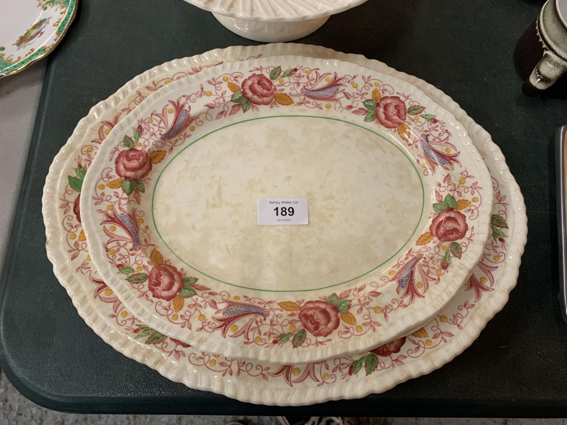 A QUANTITY OF ITEMS TO INCLUDE PLATES, A CAKE STAND,AND A PRINT OF AN ORIENTAL LADY - Image 2 of 4