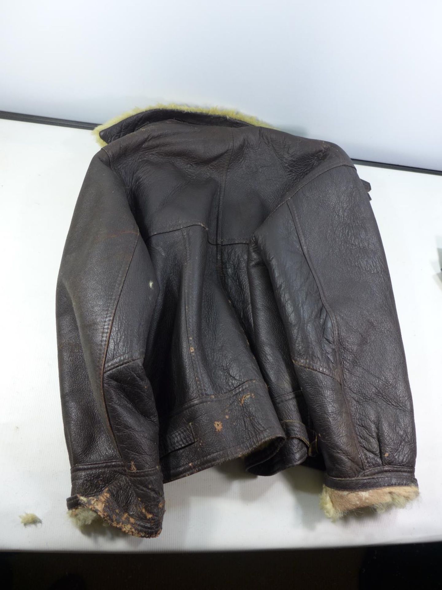 A MID 20TH CENTURY BRITISH SHEEPSKIN FLYING JACKET, SIZE M - Image 4 of 6