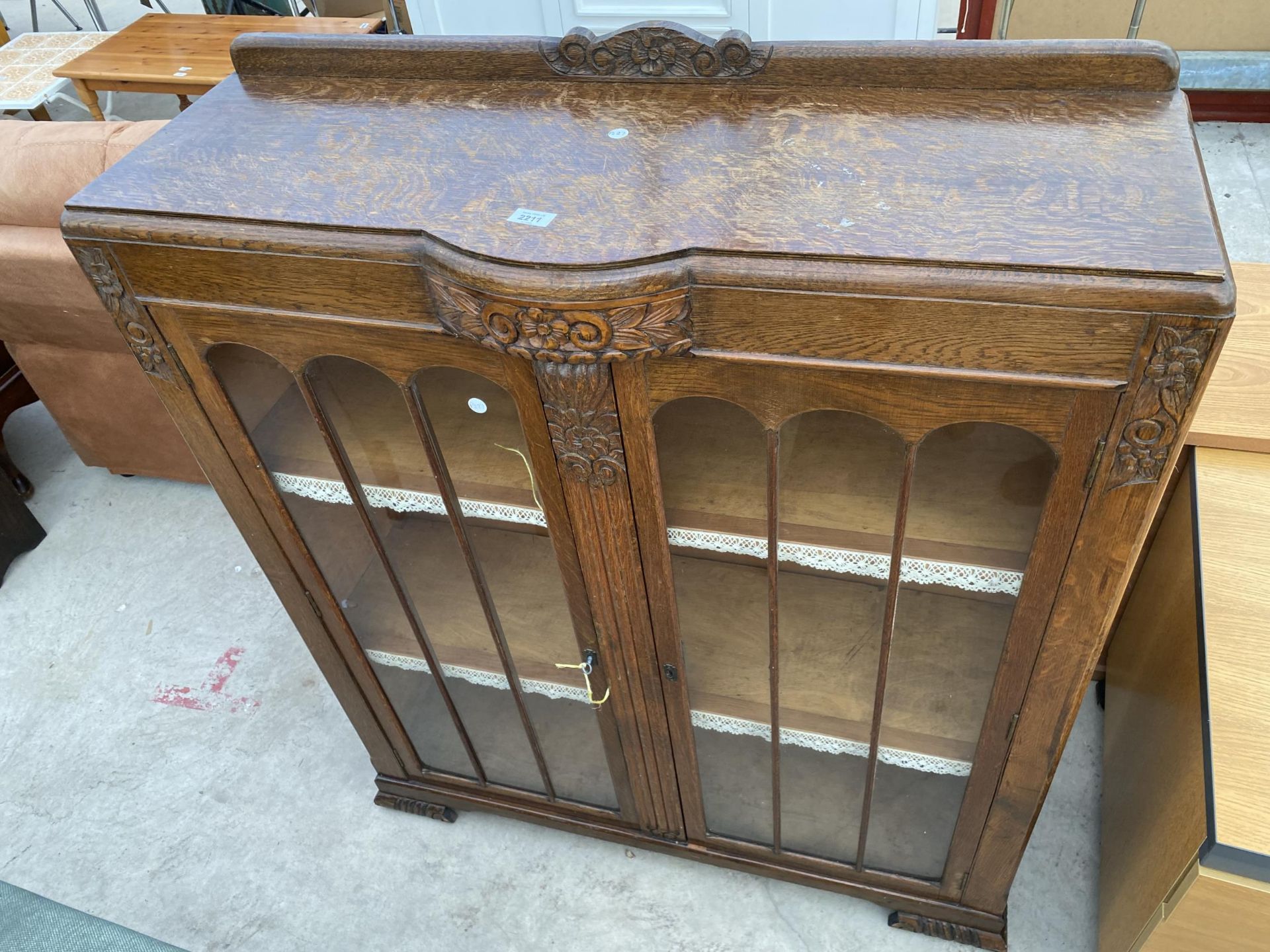 AN EARLY 20TH CENTURY OAK TWO DOOR DISPLAY CABINET, 40" WIDE - Image 2 of 4