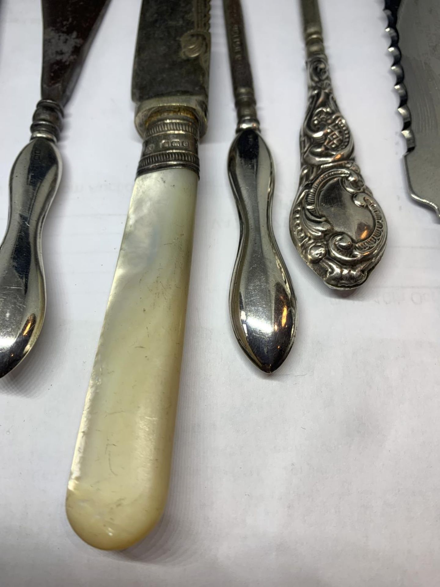 SEVEN HALLMARKED SILVER HANDLED ITEMS TO INCLUDE KNIVES, BUTTON HOOKS ETC - Image 3 of 4