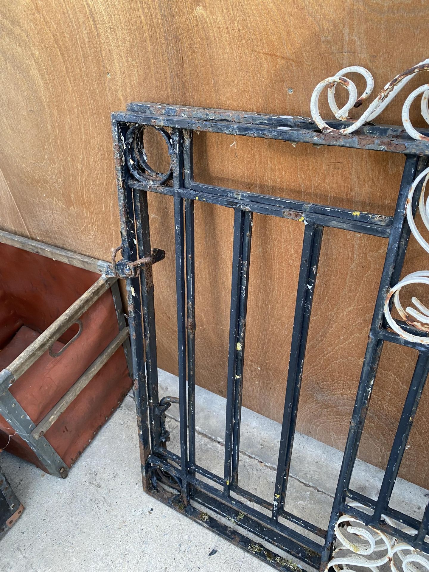 A PAIR OF DECORATIVE WROUGHT IRON GARDEN GATES (H:104CM W:119CM) - Image 3 of 4