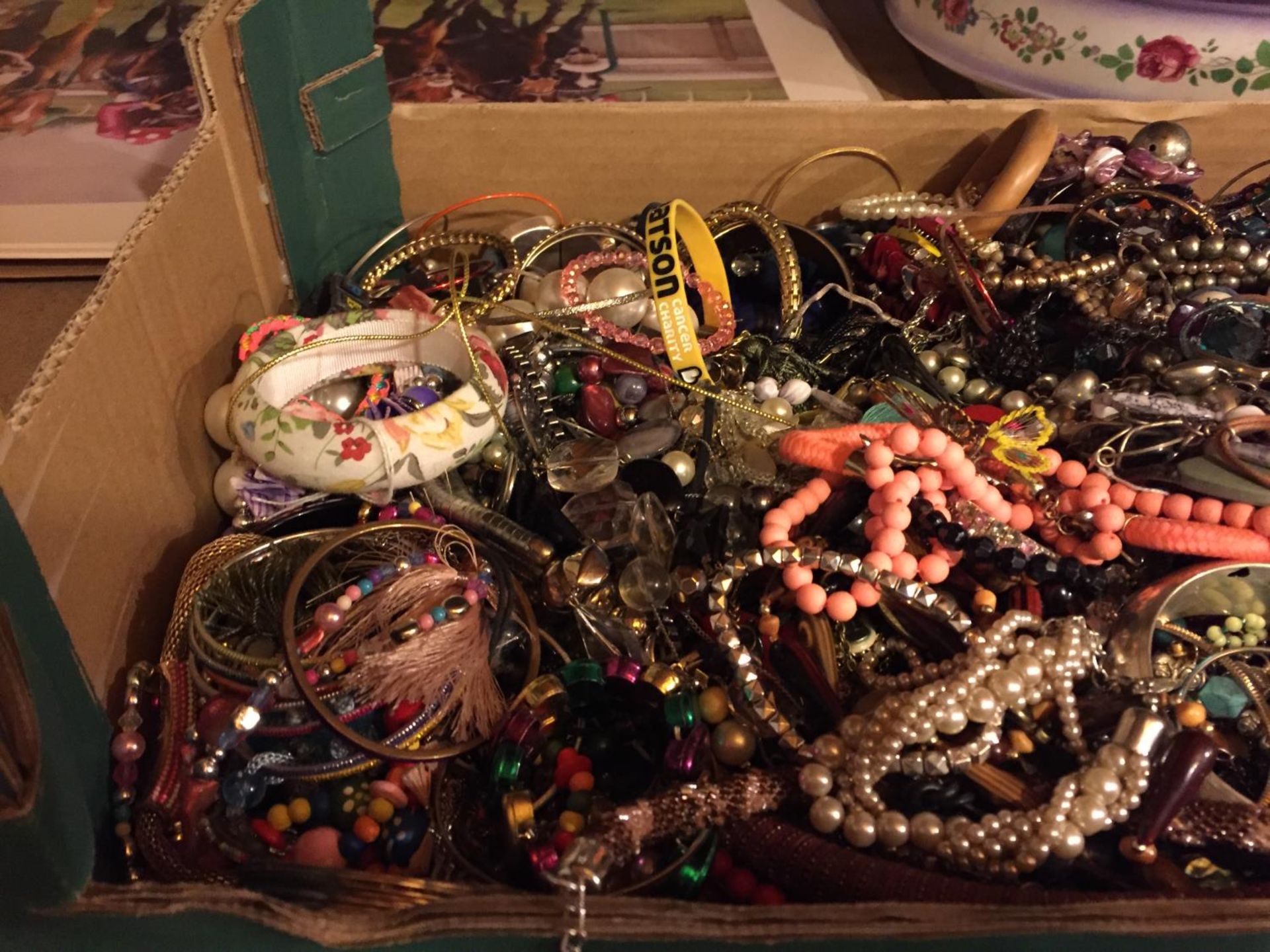 A LARGE QUANTITY OF COSTUME JEWELLERY TO INCLUDE BEADED NECKLACES AND BANGLES ETC - Image 2 of 5