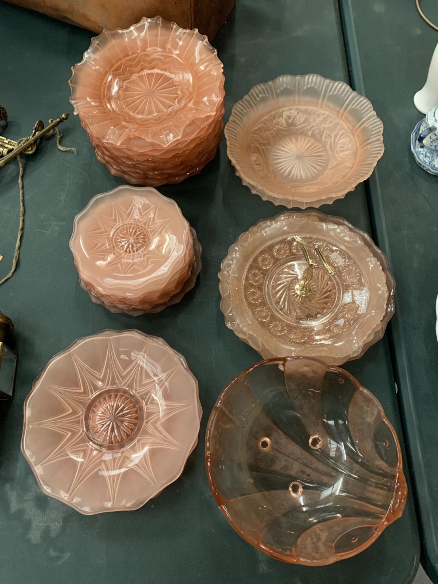 A QUANTITY OF PINK CARNIVAL STYLE WARE TO INCLUDE PLATES, BOWLS AND A CAKE STAND