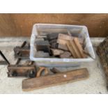 A LARGE ASSORTMENT OF VARIOUS VINTAGE WOOD PLANES TO INCLUDE TWO PLOUGH PLANES ETC