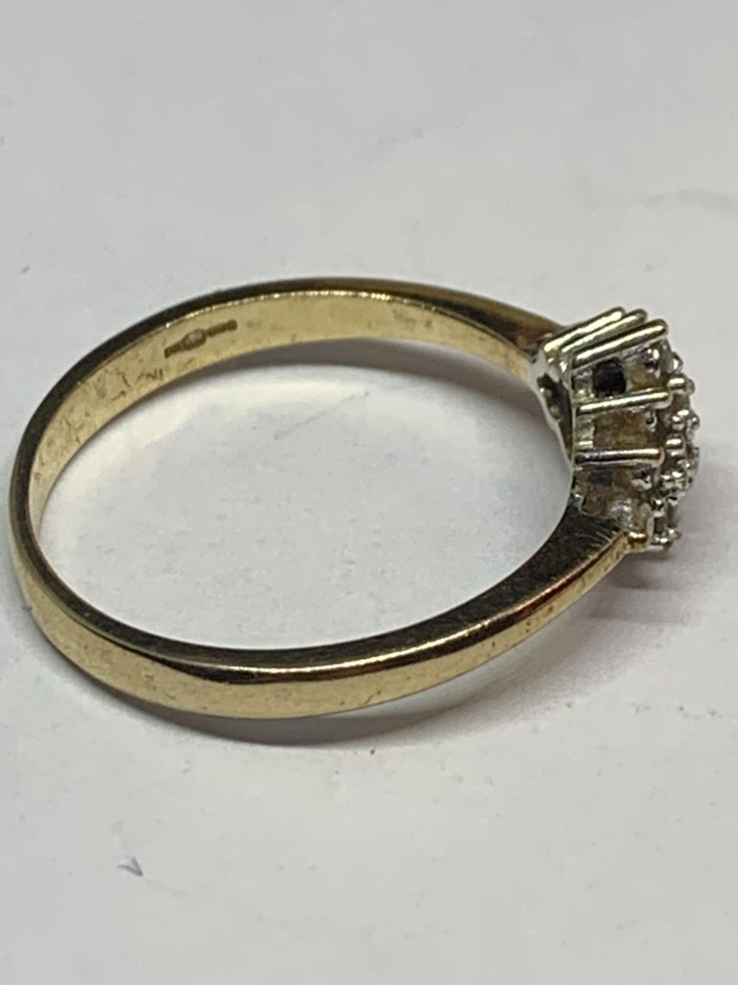 A 9 CARAT GOLD RING WITH DIAMONDS IN A DIAMOND SHAPE DESIGN SIZE 0 WITH PRESENTATION BOX - Image 3 of 5