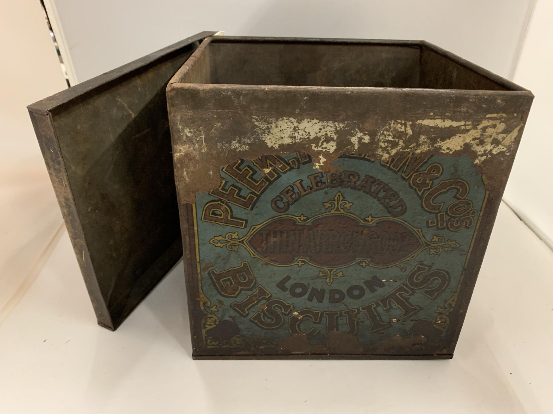 A LARGE VINTAGE BISCUIT TIN ADVERTISING ARROWROOT BISCUITS, HEIGHT 26CM, WIDTH 23CM, DEPTH 23CM - Image 3 of 3