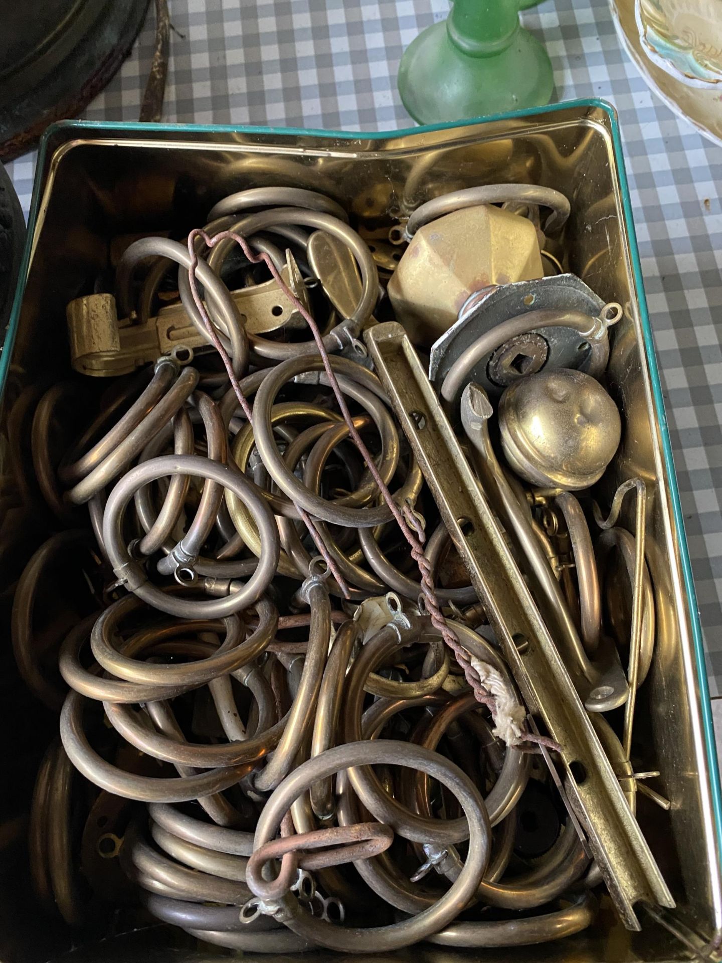 AN ASSORTMENT OF BRASS AND COPPER ITEMS TO INCLUDE A COAL BUCKET, FIRE SIDE ITEMS AND CURTAIN EYES - Image 2 of 4