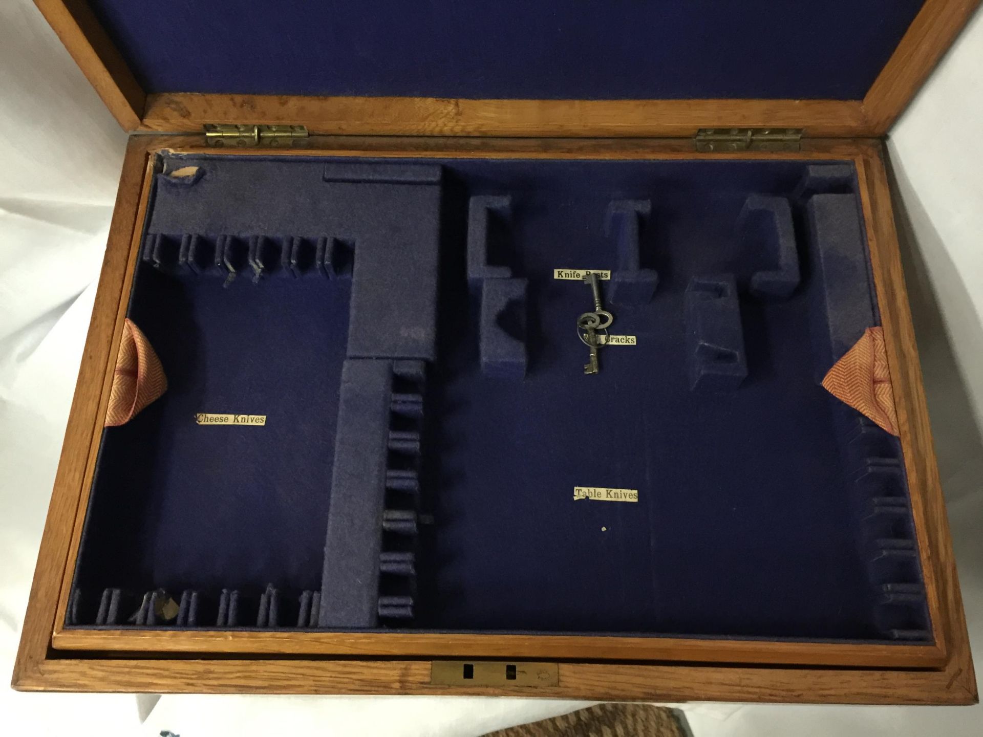 A LARGE THREE LEVEL OAK CANTEEN OF CUTLERY BOX WITH BRASS HANDLES AND TWO KEYS, BRASS PRESENTATION - Image 4 of 8