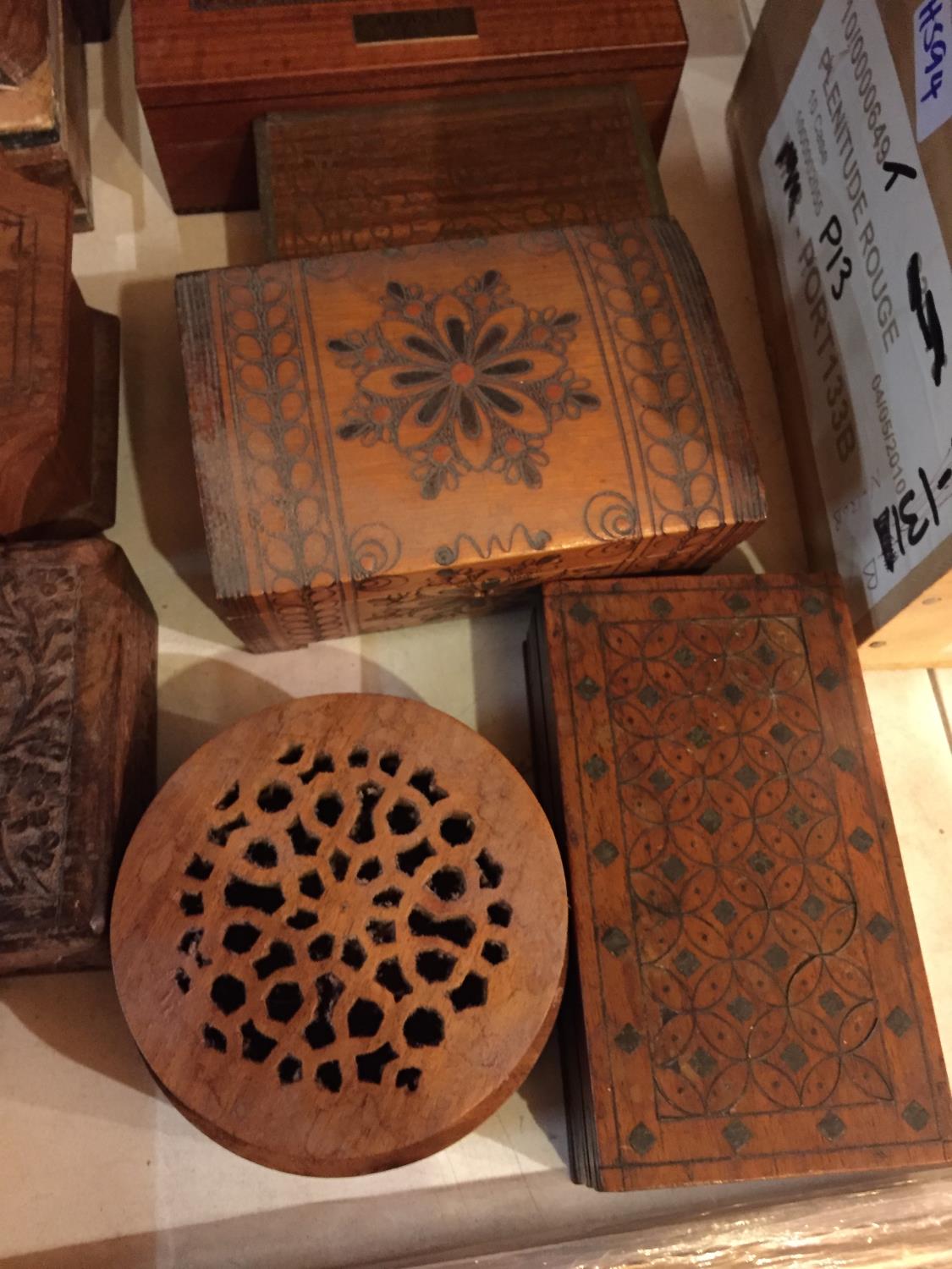 A QUANTITY OF SMALL LIDDED BOXES WITH VARIOUS DESIGNS TO INCLUDE INLAID FLOWERS AND EMBROIDERY - Image 5 of 6