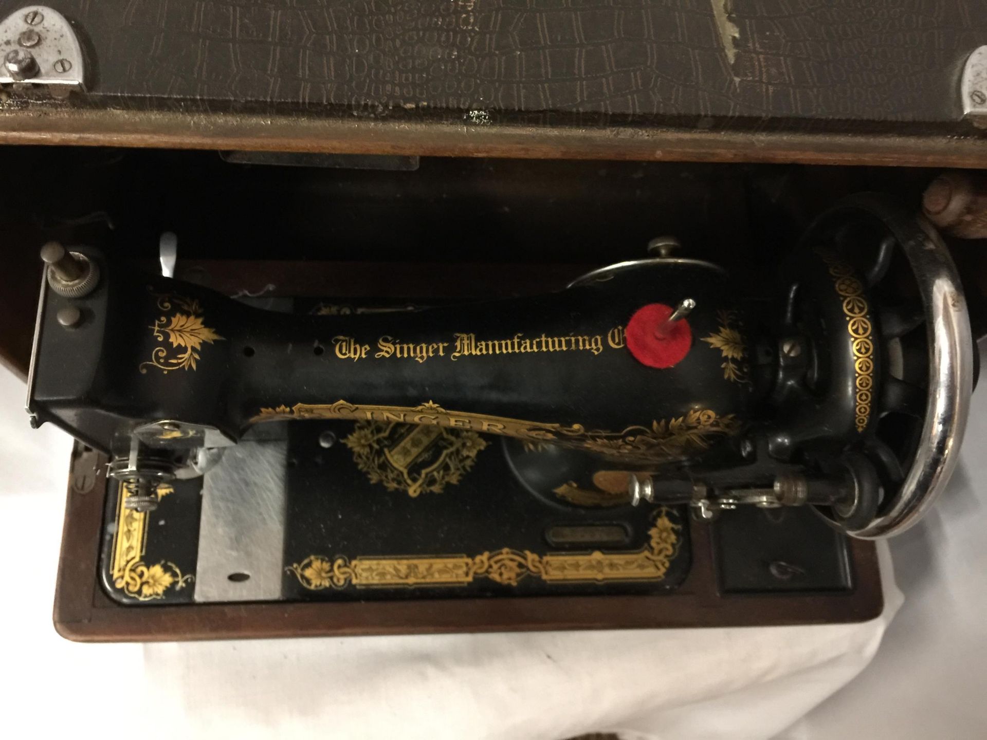 A BOXED VINTAGE SINGER SEWING MACHINE, SERIAL NUMBER EC625798 (WITH FRONT COVER) - Image 4 of 4
