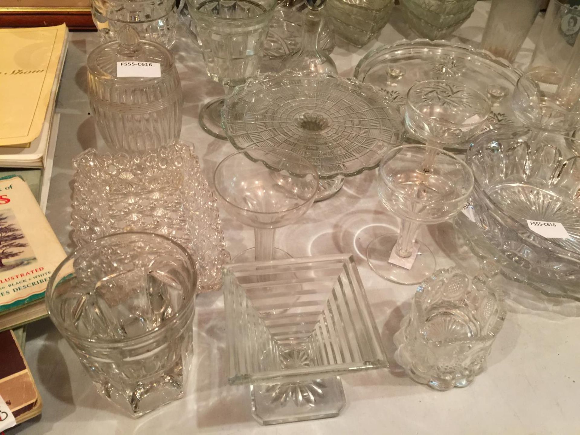 A LARGE AMOUNT OF CLEAR GLASSWARE TO INCLUDE HEART SHAPED DISHES, COMMEMORATIVE TUMBLERS, CAKE - Image 3 of 4