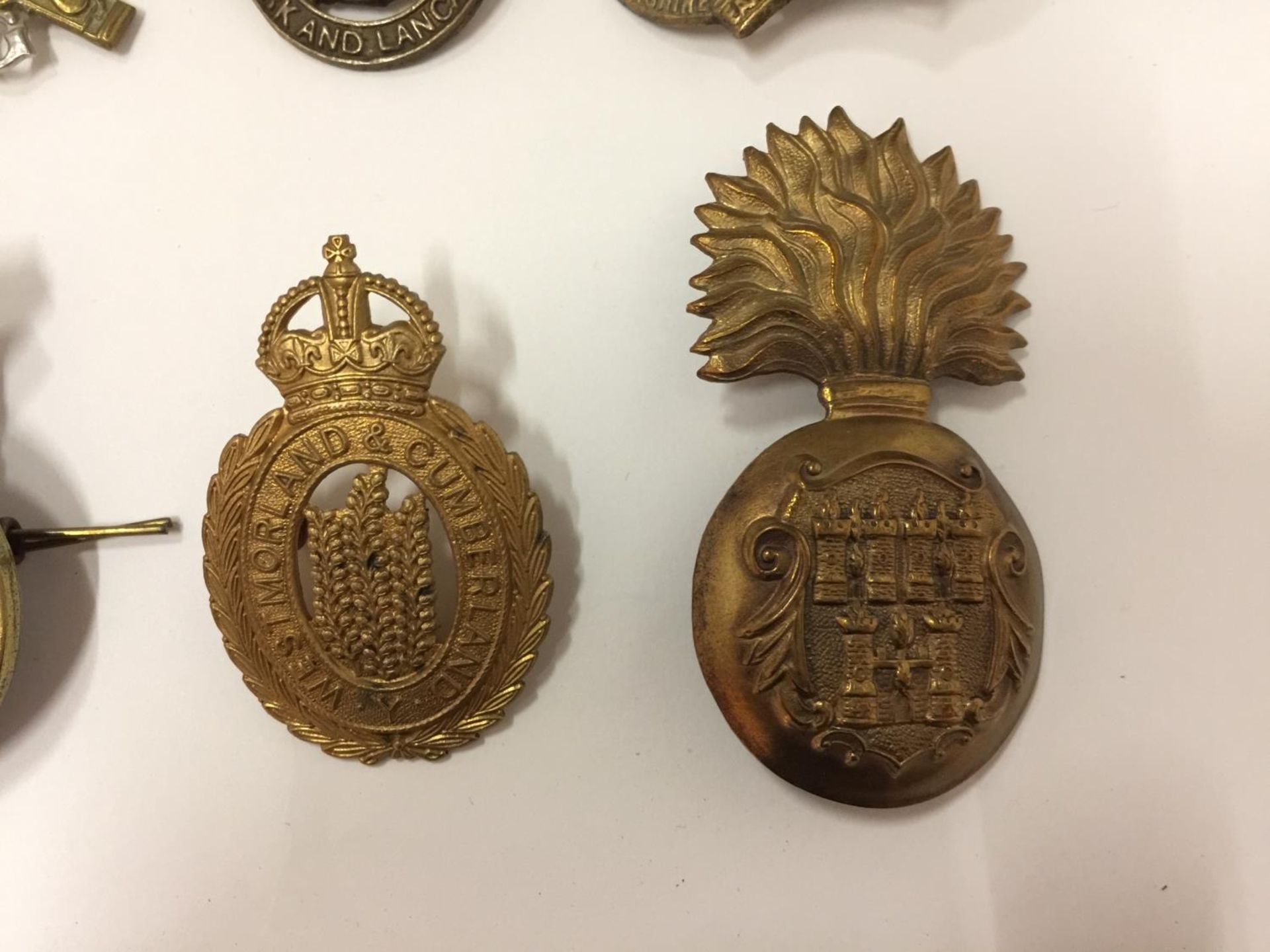 A COLECTION OF SIX MILITARY BADGES TO INCLUDE WOUTH WALES BORDERERS - Image 3 of 5
